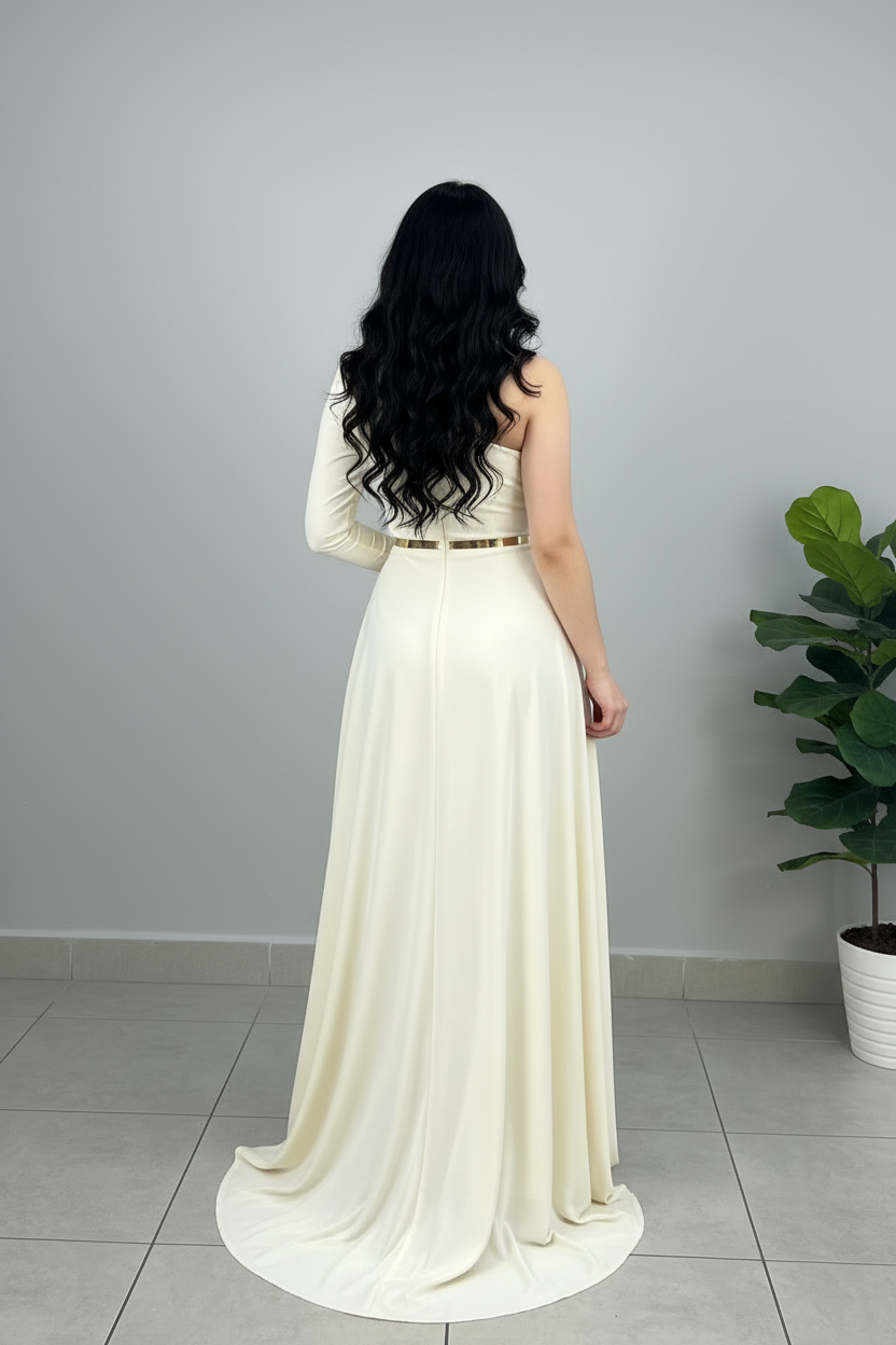 Vestido Marfil Largo Un Hombro Manga Larga con Cinturón Dorado, Abertura y Perlas cod.492