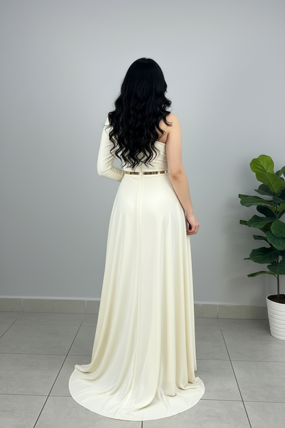 Vestido Marfil Largo Un Hombro Manga Larga con Cinturón Dorado, Abertura y Perlas cod.492