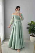 Vestido Verde Salvia Sage Off-Shoulder Manga Tul Perlas Cinturon Ancho A-Line cod.840