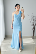 Vestido Azul Cielo Sirena Un Hombro Rosa 3D Perlas Abertura cod.V336