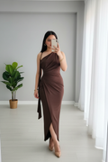 Vestido Chocolate Un Hombro Cadena Dorada Drapeado Lazo y Abertura cod.762