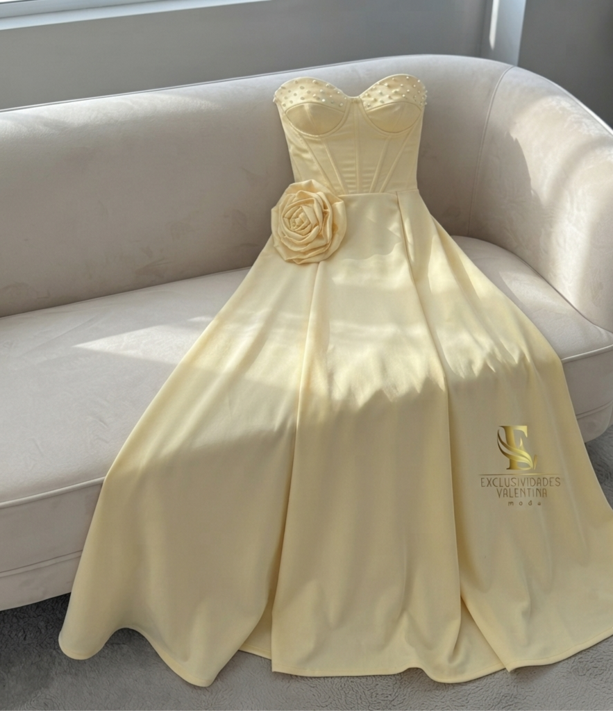 Vestido Amarillo Mantequilla con Corset de Perlas, Rosa 3D y Guantes