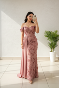 Vestido Rosa Palo Off-Shoulder con Apliques Florales 3D y Capa Drapeada cod.451