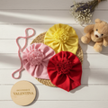 Gorrita turbante de flor, en tela de algodón cod. 65