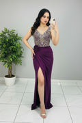 Vestido Formal Morado Ciruela Escote V con Pedrería Dorada Damasco Rosa 3D y Abertura cod.545