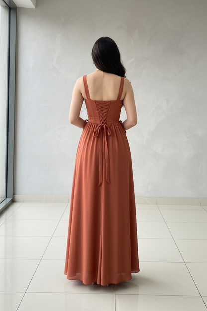 Vestido Terracota con Corsé Estructurado, Tirantes Anchos y Falda en Chifón cod.376