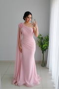 Vestido Sirena Rosa Palo Un Hombro con Rosa Espiral y Capa de Gasa cod.V253