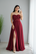 Vestido Vino Borgoña Bordado Floral  y Abertura cod.V644
