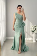 Vestido Verde Menta Un Hombro Perlas Lazo Drapeado Abertura Cola cod.V0048
