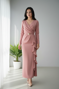 Vestido Midi Rosa Palo con Escote Cruzado y Volantes cod.V246