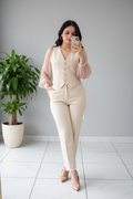 Conjunto Sastre Beige: Chaleco con Mangas Organza y Pantalón Recto cod.385