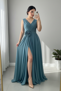 Vestido Largo Azul Acero — Escote V Cruzado, Rosa 3D Cintura & Abertura Frontal cod.886