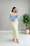 Conjunto Chaleco Azul Cielo con Rosa 3D y Falda Satinada Crema cod.389