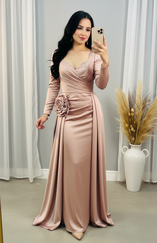 Vestido Nude Rosado  con Mangas Largas, Perlas y Rosa D3 cod.V677