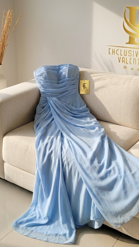 Vestido Azul Cielo Strapless Drapeado Abertura Lateral cod.V562